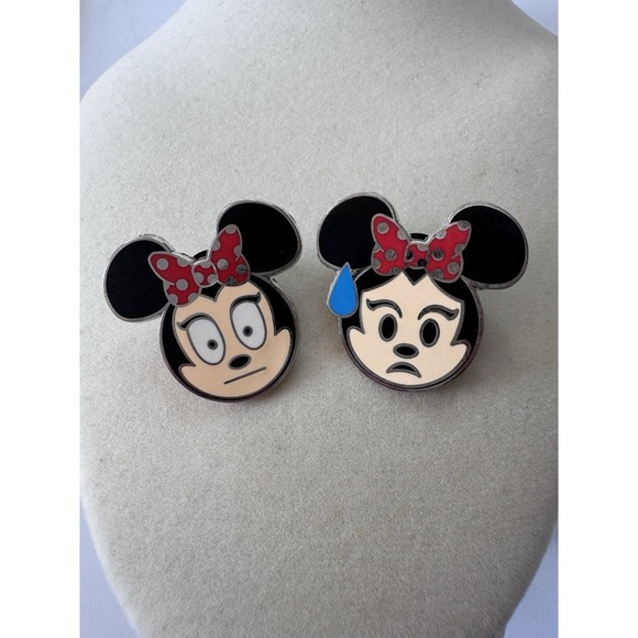 Disney Trading 2 Pin Lot Minnie Nervous And Embarrassed Emojis Trading Pins - Picture 1 of 2